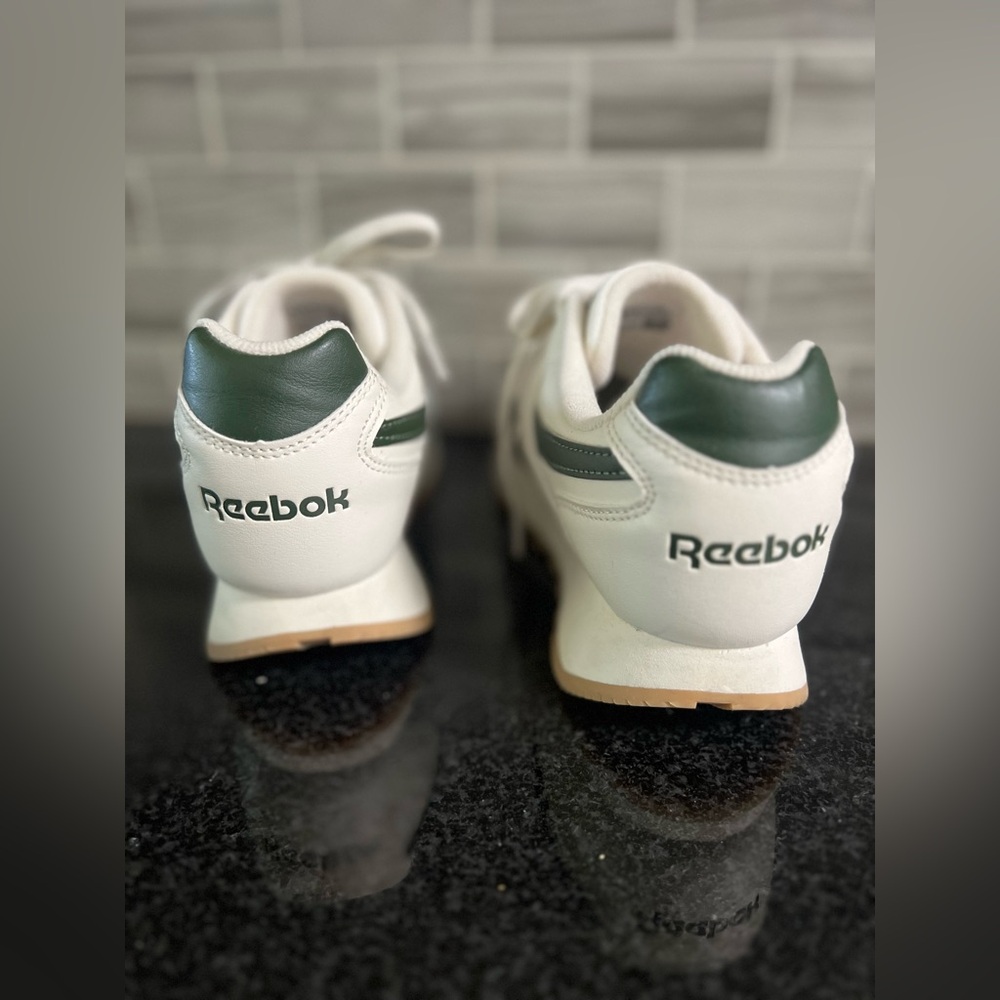 Woman’s Reebok - Picture 3 of 6
